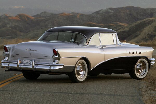 Voiture rétro gris Roadmaster vue arrière classique 1955