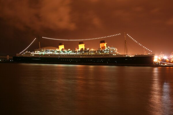 Statek wycieczkowy queen mary 2 w porcie nocą