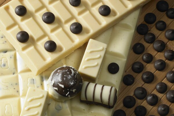 Barres de chocolat blanc et chocolats assortis