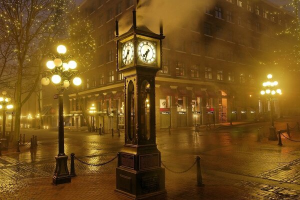 Horloge dans une ville brumeuse