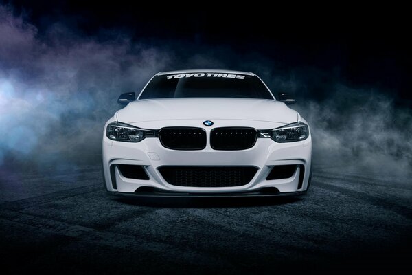 Coche bmw serie 3 con un hermoso ajuste