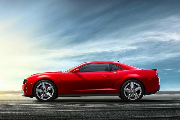 Voiture rouge chevrolet camaro