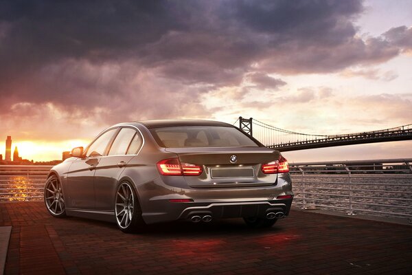 Voiture au coucher du soleil près du pont