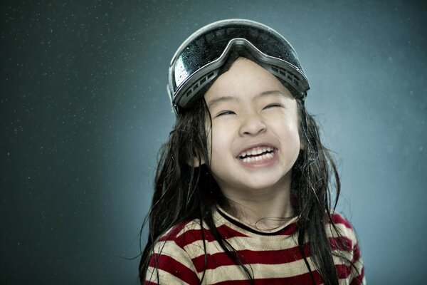 Fille asiatique rire avec des lunettes