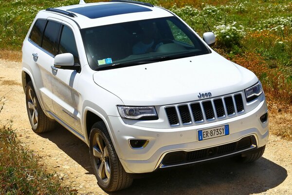 White Grant Cherokee sulla strada di campagna