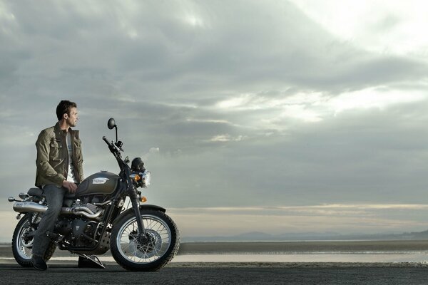 La soledad de la motocicleta guapo hombre estilo