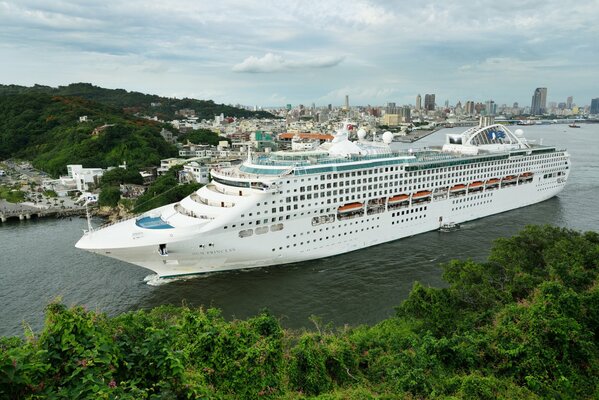 Un paquebot de croisière navigue à travers la ville