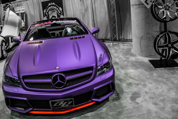 Mercedes chic di colore viola dopo la messa a punto