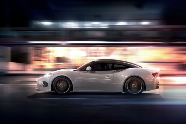 El coche está a toda velocidad. Auto blanco. Hermosa foto de coche. Auto por la noche