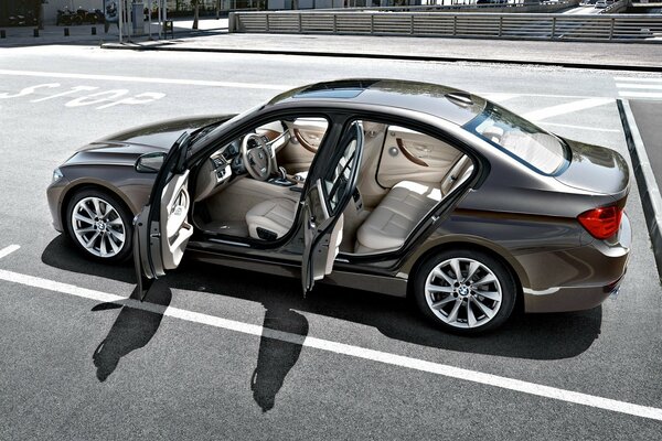 Un BMW plateado se encuentra en el estacionamiento