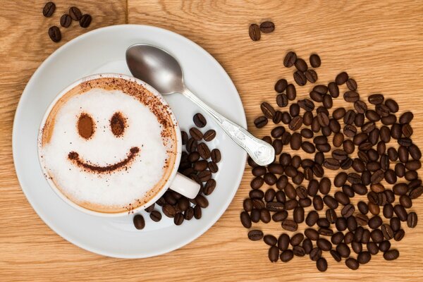Rozrzucanie ziaren kawy przy filiżance cappuccino