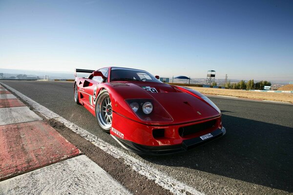 A altas revoluciones junto con Ferrari rojo