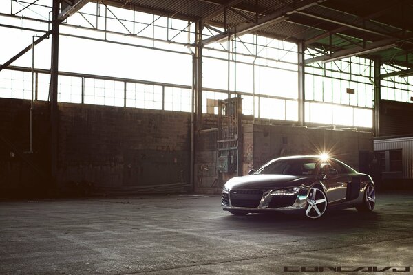 Luksusowe Audi w opuszczonej fabryce