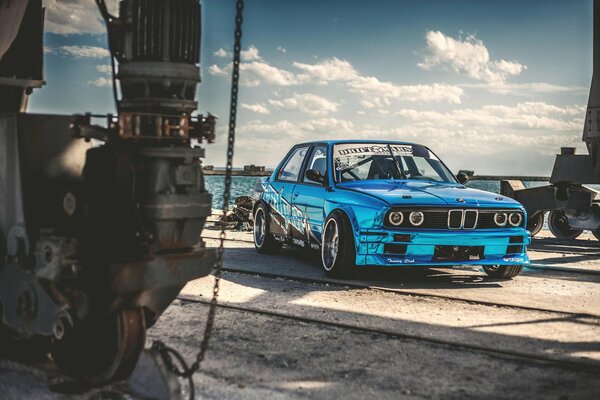 Blauer BMW auf blauem Himmelshintergrund