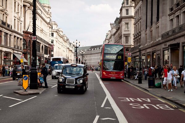 Движение общественного транспорта по улице столицы Великобритании Лондона