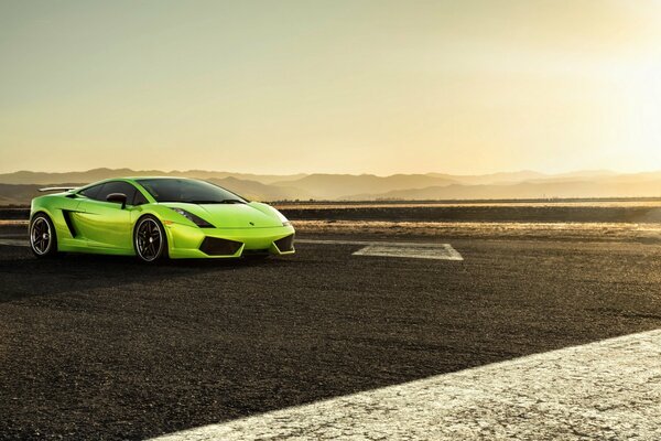 Belle voiture de sport au coucher du soleil