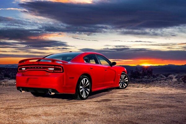 Hermosa foto de coche. Coche rojo. Foto de la máquina en un hermoso fondo