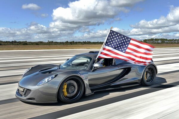 Hennessey venom gt with American flag sets world speed record
