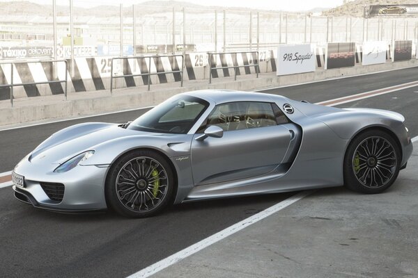 Supercar Porsche Spider argenté sur la piste