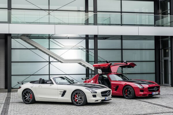 Czerwony i biały Mercedes Benz