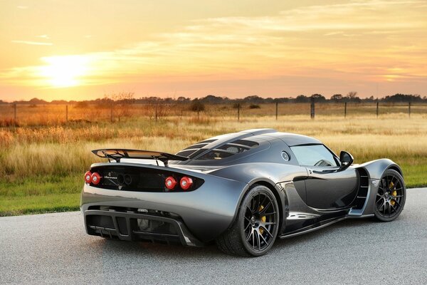 Supercar hennessey venom gt vue arrière au coucher du soleil