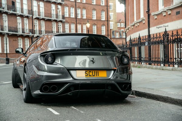 Silberner Ferrari in London geparkt