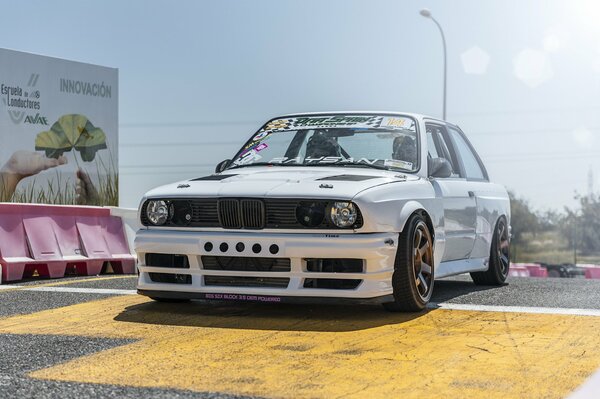 Białe BMW przygotowuje się do driftu