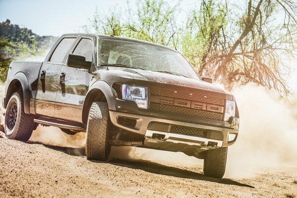 Voiture pick-up Ford Charles dans un dérapage dans le désert