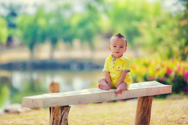 Lindo bebé en el banco del parque