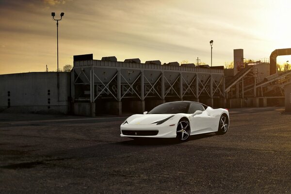 Voiture de course blanche Ferrari sur fond d usine au coucher du soleil