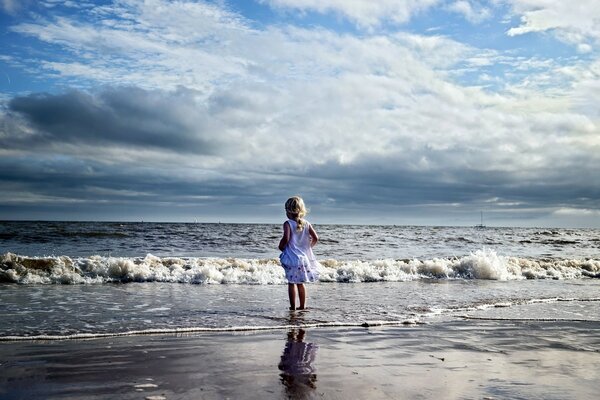 Ragazza che guarda in lontananza nel mare