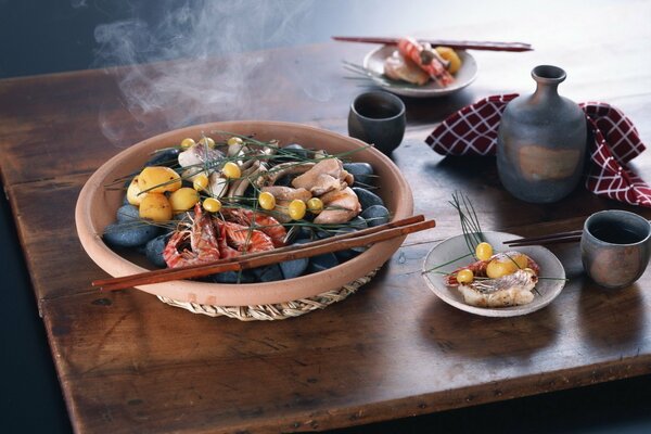 Plato chino de camarones servido con palillos y cuencos