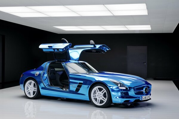 Mercedes-Benz AMG Auto in der Farbe Blau Metallic