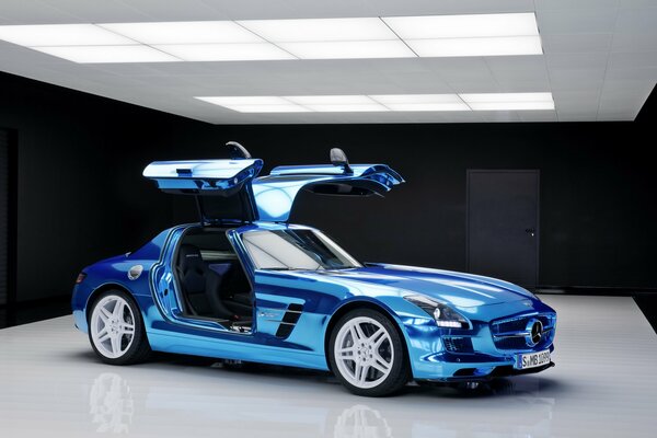Auto Mercedes-Benz AMG in blu metallizzato