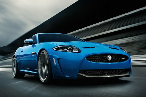 El jaguar xkr-s se mueve por la carretera