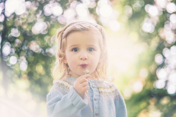 Portrait d une jeune fille avec un pissenlit