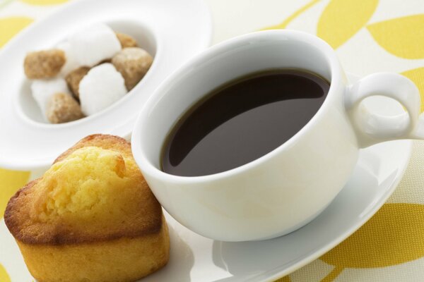 Tasse Kaffee mit Cupcake und Süßigkeiten