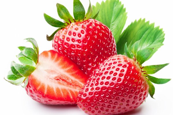 Drei riesige scharlachrote Beeren sehen saftig und appetitlich aus