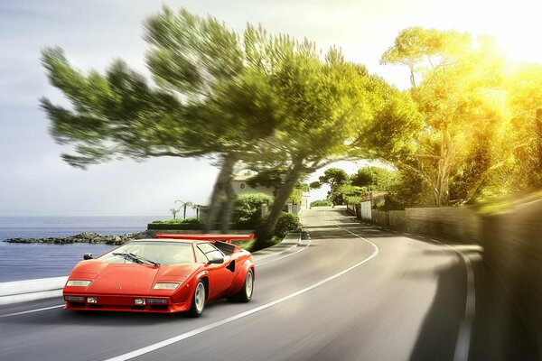 Foto con el efecto de movimiento del coche rojo va en la pista