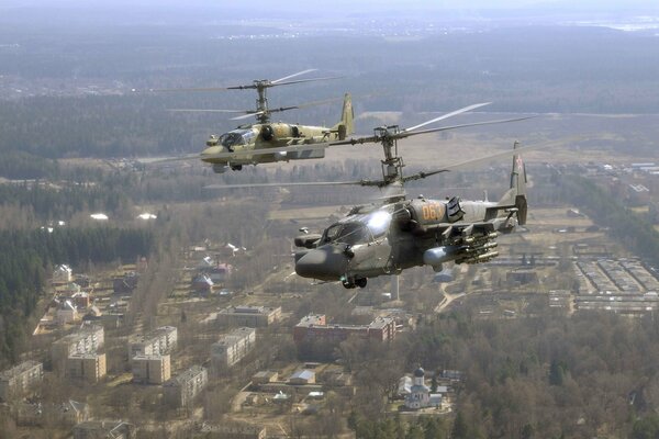 Ka-52-Hubschrauber fliegen über die Stadt