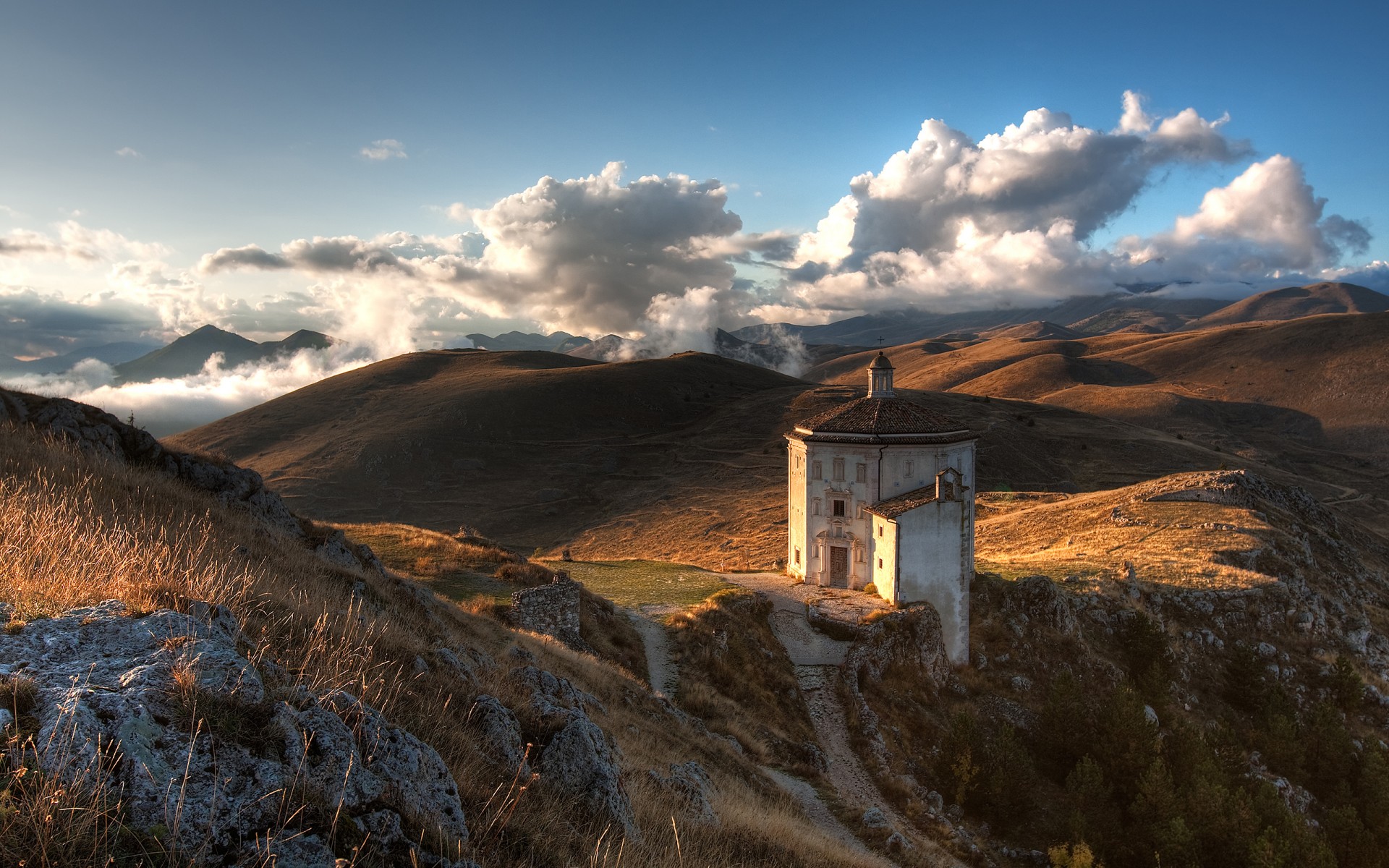 église pierres ciel montagnes