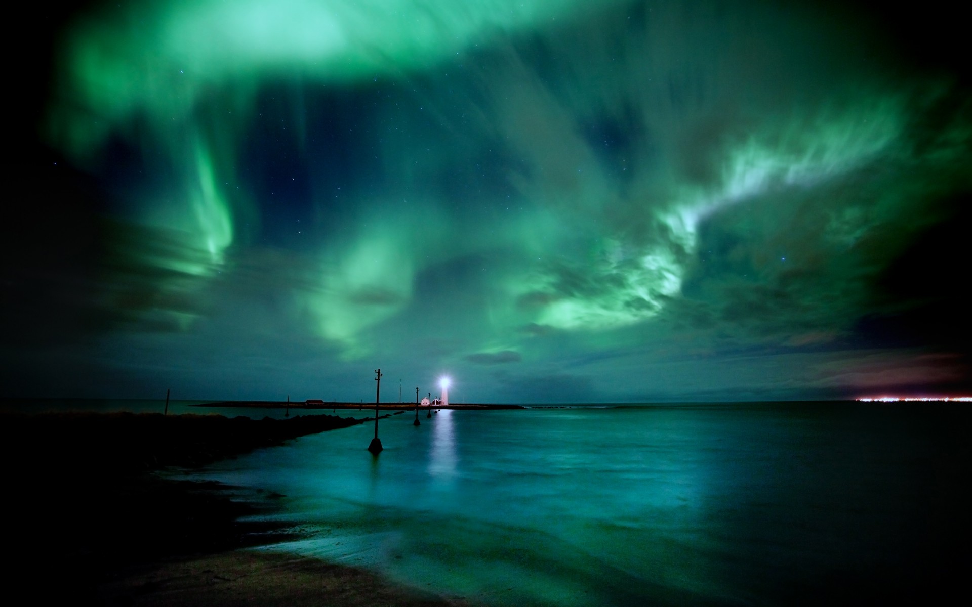 aurora boreale islanda notte mare cielo stelle acqua faro