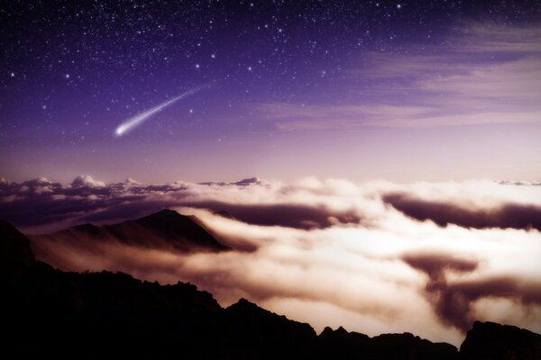 Blick von den Bergen auf Wolken und einen fliegenden Meteor