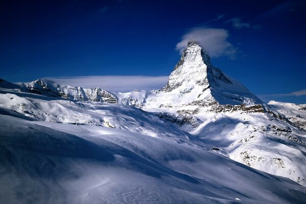 Montagne innevate svizzere e sole