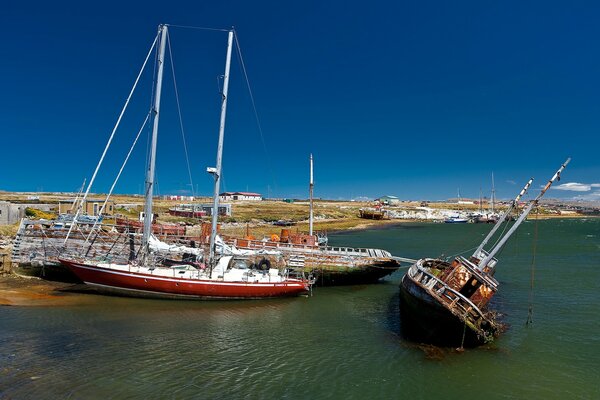 Beaucoup de bateaux se tiennent au bord de la mer