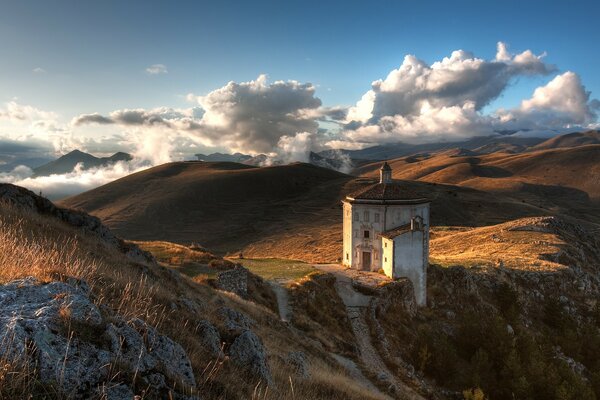 Kirche Himmel und Berge mit Steinen