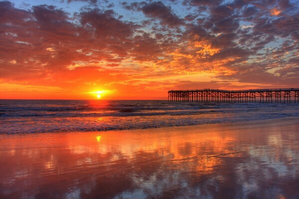 Brillante puesta de sol junto al mar