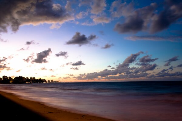 Strand am Abend und schöne Wolken