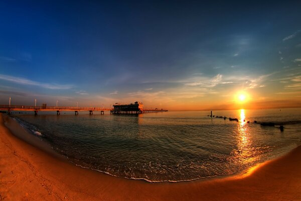 Tramonto sulla spiaggia sabbiosa