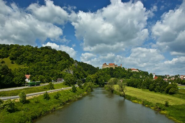Rivière en Allemagne et château à Harburg